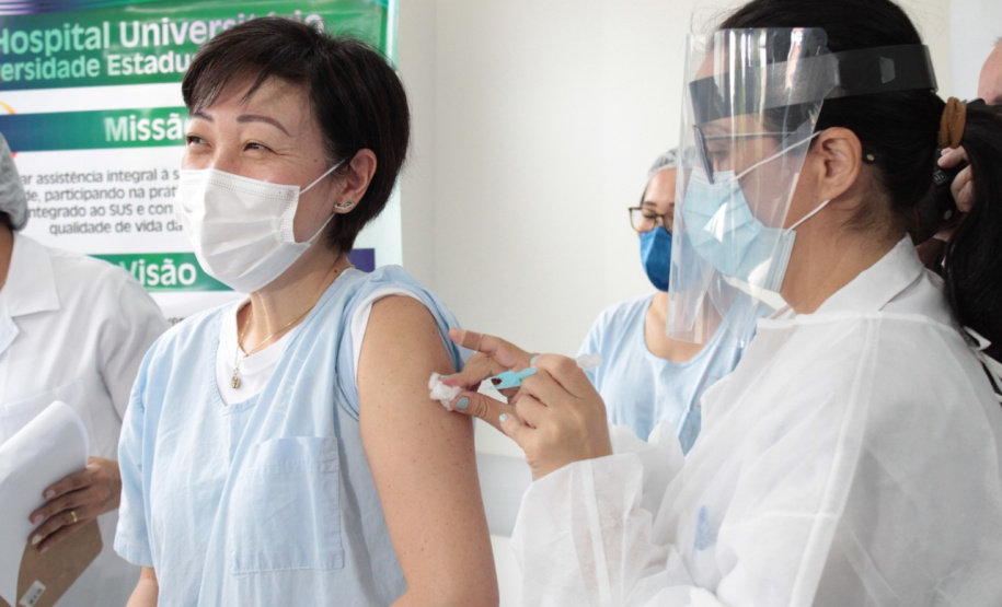 LONDRINA - Dsitribuiçãoo das vacinas contra a Covid-19 . Foto:Gustavo Tacaki