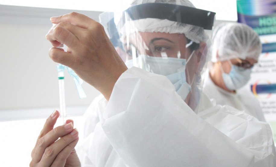 LONDRINA - Dsitribuiçãoo das vacinas contra a Covid-19 . Foto:Gustavo Tacaki