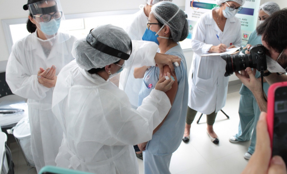 LONDRINA - Dsitribuiçãoo das vacinas contra a Covid-19 . Foto:Gustavo Tacaki