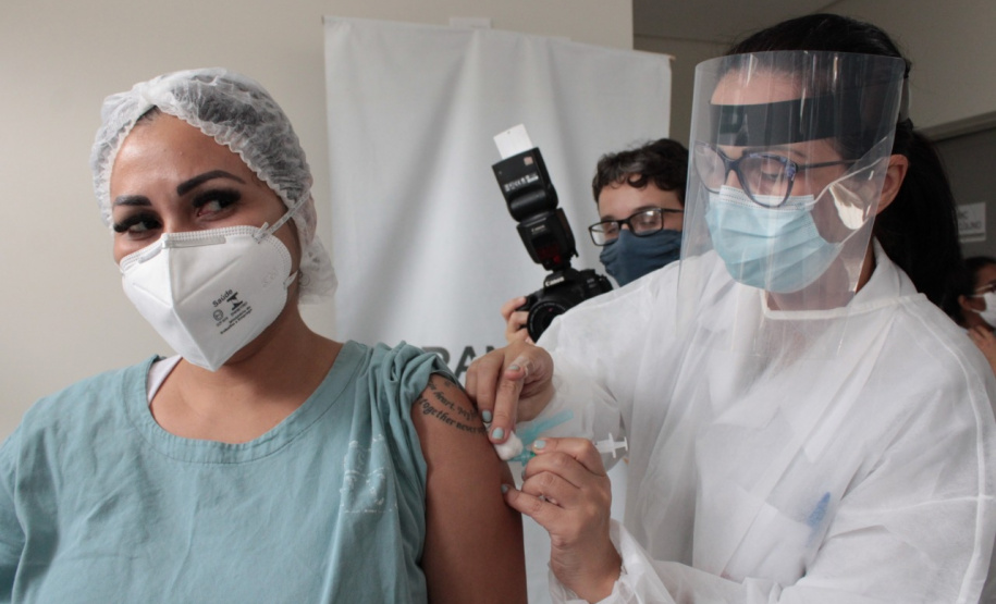 LONDRINA - Dsitribuiçãoo das vacinas contra a Covid-19 . Foto:Gustavo Tacaki