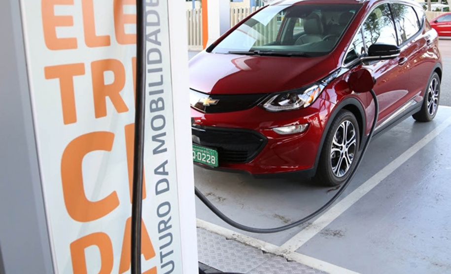 Faz pouco mais de dois anos que a Copel inaugurou a maior eletrovia com postos de recarga rápida para carros elétricos do País e o balanço deste período, analisam especialistas, é promissor. -  Foto: Dani Catisti/Copel