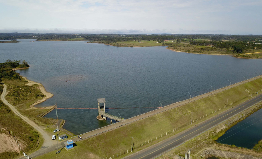 O rodízio e a série de medidas implementadas pela Sanepar para diminuir os efeitos da crise hídrica impediram o colapso do abastecimento em Curitiba e Região Metropolitana. Sem as ações, que fazem parte do Programa de Gestão de Crise, a falta de água poderia ser mais crítica já no mês de outubro do ano passado quando o nível das quatro barragens que atendem a região chegaria a 9,6%.  -  Foto: José Fernando Ogura/AEN