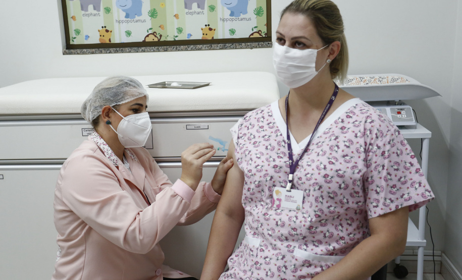 Cidade da longevidade, Quatro Pontes vacina 100% da linha de frente do combate à Covid. FOTO: JONATHAN CAMPOS/AEN