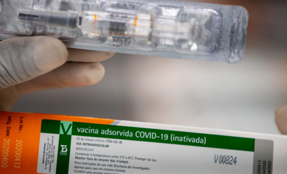 Com a chegada das vacinas contra a Covid-19 ao Paraná, o Procon-PR, órgão vinculado à Secretaria Estadual da Justiça, Família e Trabalho, alerta o consumidor sobre possível venda ilegal de vacinas falsificadas. Um destes casos foi identificado em Madureira, Zona Norte do Rio de Janeiro, quando ambulantes estavam vendendo suposto “kit” composto por vacina contra a covid-19, certificado e agulha para a aplicação por R$ 50,00.  -  Foto: Divulgação Procon-PR/SEJUF