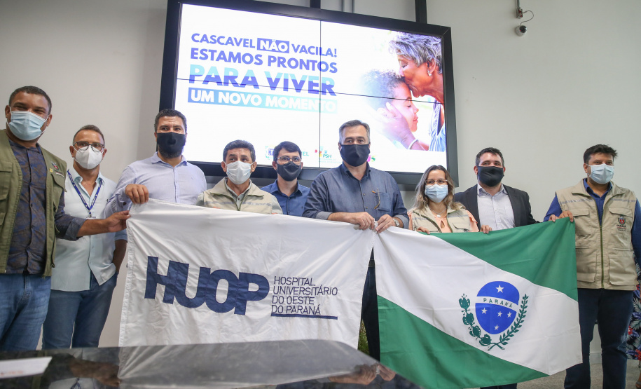 CASCAVEL  -  Distribuicao  das vacinas contra a Covid-19 em Cascavel pelo Secretario de Estado da Saude, Beto Preto -  19/01/2021 - Foto: Geraldo Bubniak/AEN