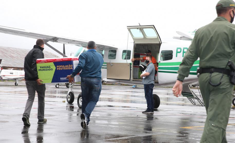 Dsitribuicao  das vacinas contra a Covid-19 no Aeroporto Bacacheri em Curitiba com aeronaves do Governo do Estado -  19/01/2021 - Foto: Geraldo Bubniak/AEN