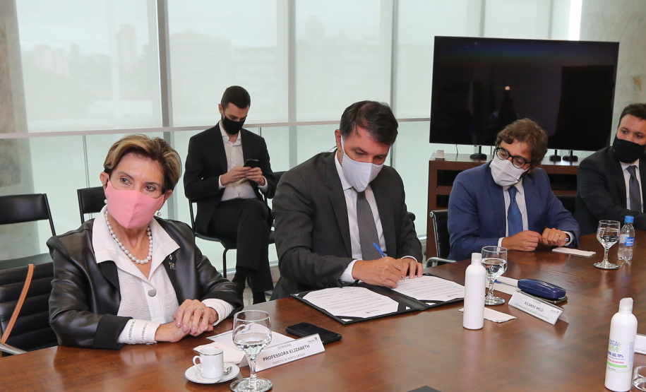 Ambev PG Investimento foi anunciado em solenidade com governador Carlos Massa Ratinho Junior. São R$ 370 milhões em Ponta Grossa, na unidade mais moderna da empresa no País. Há investimento de R$ 15 milhões na fábrica de refrigerantes em Almirante Tamandaré.Foto: Geraldo Bubniak/AEN