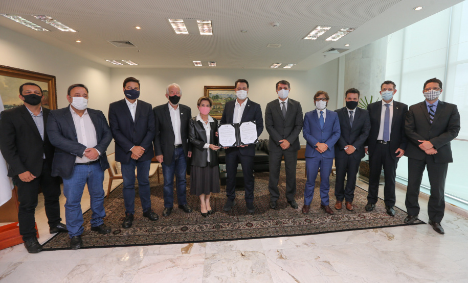 Ambev PG Investimento foi anunciado em solenidade com governador Carlos Massa Ratinho Junior. São R$ 370 milhões em Ponta Grossa, na unidade mais moderna da empresa no País. Há investimento de R$ 15 milhões na fábrica de refrigerantes em Almirante Tamandaré.Foto: Geraldo Bubniak/AEN