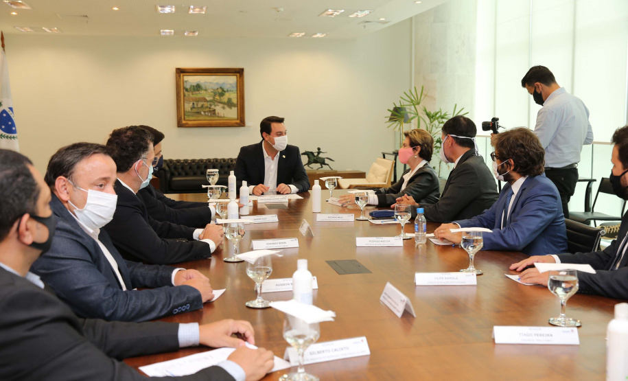 A Ambev investirá R$ 370 milhões em sua cervejaria de Ponta Grossa, na região dos Campos Gerais, para ampliar a capacidade de produção de cervejas puro malte e uma nova linha de envase para abastecer o Sul e Sudeste do País, e R$ 15 milhões na fábrica de refrigerantes instalada em Almirante Tamandaré, que serão utilizados para ampliação da unidade, totalizando um investimento de R$ 385 milhões no Estado