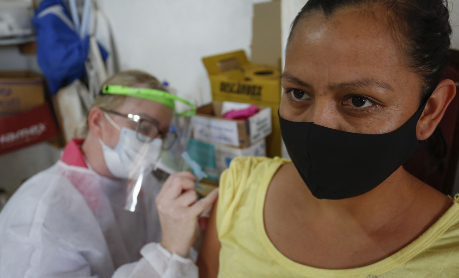 A comunidade indígena do Paraná começou a ser vacinada contra a Covid-19 nesta quarta-feira (20). Eles integram o chamado grupo prioritário, atendidos por esse primeiro lote de imunizantes que chegou ao Estado na segunda-feira (18).