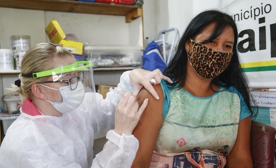 A comunidade indígena do Paraná começou a ser vacinada contra a Covid-19 nesta quarta-feira (20). Eles integram o chamado grupo prioritário, atendidos por esse primeiro lote de imunizantes que chegou ao Estado na segunda-feira (18).