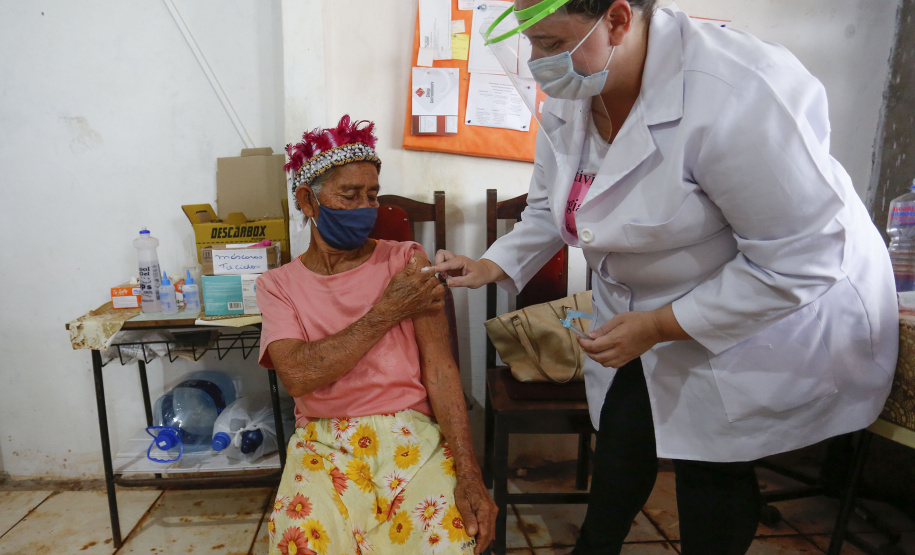 A comunidade indígena do Paraná começou a ser vacinada contra a Covid-19 nesta quarta-feira (20). Eles integram o chamado grupo prioritário, atendidos por esse primeiro lote de imunizantes que chegou ao Estado na segunda-feira (18).