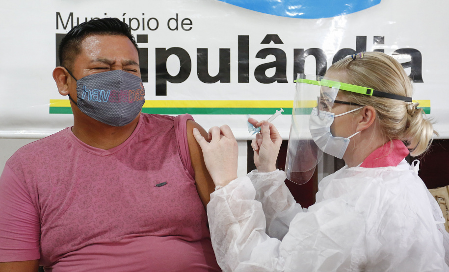 A comunidade indígena do Paraná começou a ser vacinada contra a Covid-19 nesta quarta-feira (20). Eles integram o chamado grupo prioritário, atendidos por esse primeiro lote de imunizantes que chegou ao Estado na segunda-feira (18).