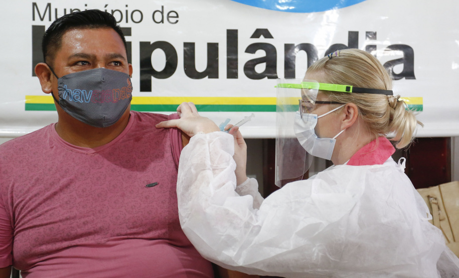 A comunidade indígena do Paraná começou a ser vacinada contra a Covid-19 nesta quarta-feira (20). Eles integram o chamado grupo prioritário, atendidos por esse primeiro lote de imunizantes que chegou ao Estado na segunda-feira (18).