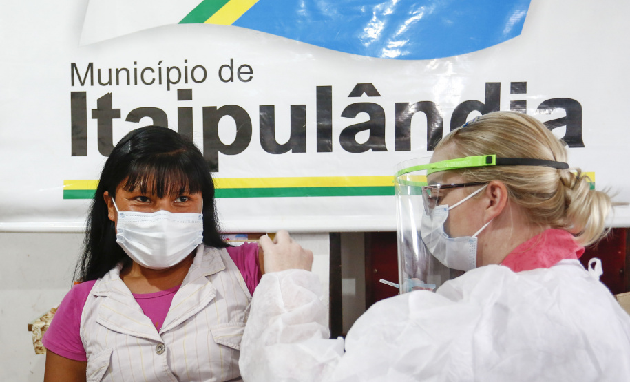 A comunidade indígena do Paraná começou a ser vacinada contra a Covid-19 nesta quarta-feira (20). Eles integram o chamado grupo prioritário, atendidos por esse primeiro lote de imunizantes que chegou ao Estado na segunda-feira (18).