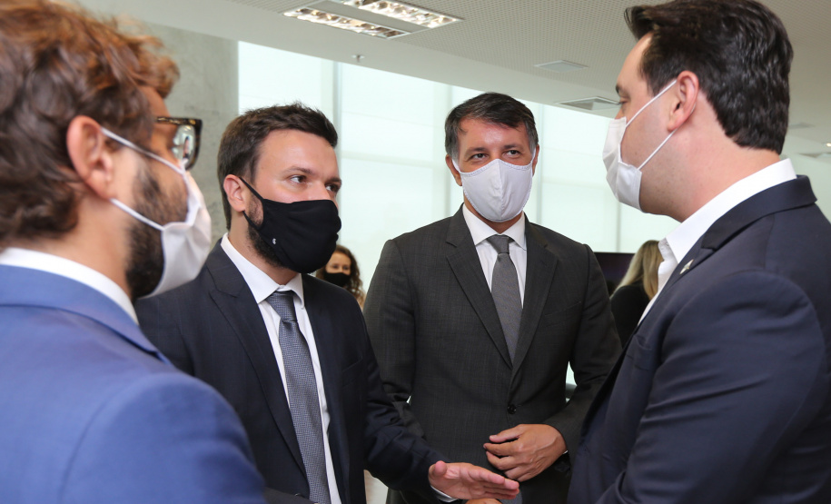 O governador Carlos Massa Ratinho Junior comemorou nesta quarta-feira (20) novos investimentos privados na indústria de bebidas no Paraná. Eles englobam cervejas, refrigerantes e sucos. A Ambev alocará R$ 385 milhões em fábricas em Ponta Grossa (Campos Gerais) e Almirante Tamandaré (Região Metropolitana de Curitiba) e a Villa Puree outros R$ 5 milhões em Santo Antônio do Paraíso (Norte).Tamandaré.Foto: Geraldo Bubniak/AEN