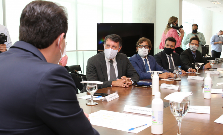 O governador Carlos Massa Ratinho Junior comemorou nesta quarta-feira (20) novos investimentos privados na indústria de bebidas no Paraná. Eles englobam cervejas, refrigerantes e sucos. A Ambev alocará R$ 385 milhões em fábricas em Ponta Grossa (Campos Gerais) e Almirante Tamandaré (Região Metropolitana de Curitiba) e a Villa Puree outros R$ 5 milhões em Santo Antônio do Paraíso (Norte).Foto: Geraldo Bubniak/AEN