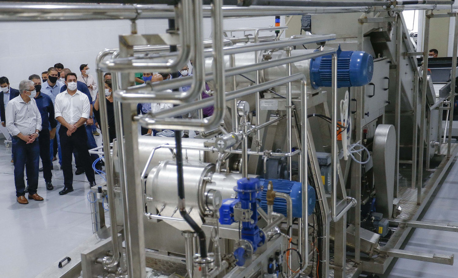 O governador Carlos Massa Ratinho Junior comemorou nesta quarta-feira (20) novos investimentos privados na indústria de bebidas no Paraná. Eles englobam cervejas, refrigerantes e sucos. A Ambev alocará R$ 385 milhões em fábricas em Ponta Grossa (Campos Gerais) e Almirante Tamandaré (Região Metropolitana de Curitiba) e a Villa Puree outros R$ 5 milhões em Santo Antônio do Paraíso (Norte).