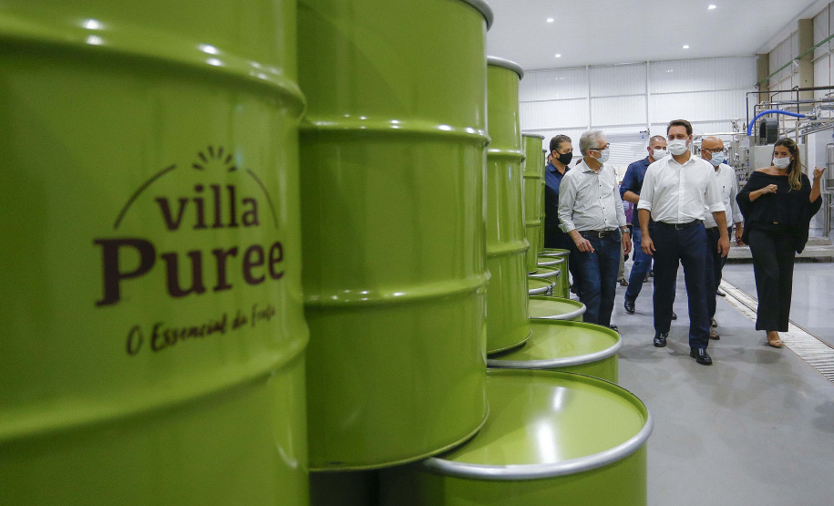 O governador Carlos Massa Ratinho Junior comemorou nesta quarta-feira (20) novos investimentos privados na indústria de bebidas no Paraná. Eles englobam cervejas, refrigerantes e sucos. A Ambev alocará R$ 385 milhões em fábricas em Ponta Grossa (Campos Gerais) e Almirante Tamandaré (Região Metropolitana de Curitiba) e a Villa Puree outros R$ 5 milhões em Santo Antônio do Paraíso (Norte).