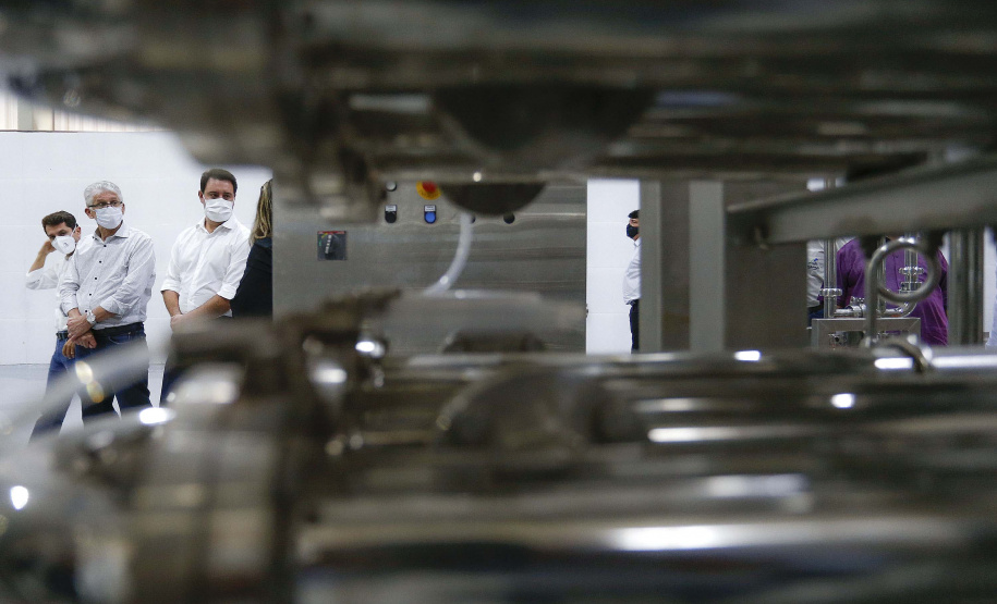 O governador Carlos Massa Ratinho Junior comemorou nesta quarta-feira (20) novos investimentos privados na indústria de bebidas no Paraná. Eles englobam cervejas, refrigerantes e sucos. A Ambev alocará R$ 385 milhões em fábricas em Ponta Grossa (Campos Gerais) e Almirante Tamandaré (Região Metropolitana de Curitiba) e a Villa Puree outros R$ 5 milhões em Santo Antônio do Paraíso (Norte).