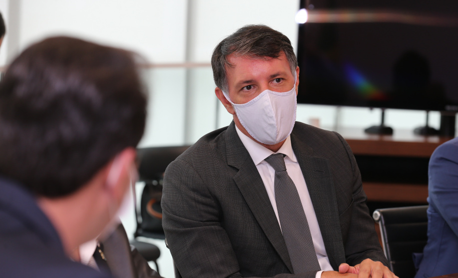 O governador Carlos Massa Ratinho Junior comemorou nesta quarta-feira (20) novos investimentos privados na indústria de bebidas no Paraná. Eles englobam cervejas, refrigerantes e sucos. A Ambev alocará R$ 385 milhões em fábricas em Ponta Grossa (Campos Gerais) e Almirante Tamandaré (Região Metropolitana de Curitiba) e a Villa Puree outros R$ 5 milhões em Santo Antônio do Paraíso (Norte).Foto: Geraldo Bubniak/AEN