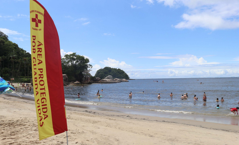 O Corpo de Bombeiros divulgou nesta quarta-feira (20/01) o balanço de atividades e ocorrências atendidas nos primeiros 30 dias de verão no Litoral do estado (do dia 19 de dezembro até o dia 18 de janeiro). O comparativo com o mesmo período da temporada anterior mostra que os afogamentos tiveram queda de 11% (de 569 foi para 506), e houve o dobro de óbitos (de 03 foi para 06). O balanço mostra ainda que as mortes por afogamento ocorreram em áreas não protegidas por guarda-vidas.  Foto:SESP