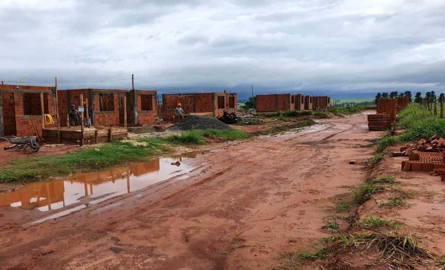 Técnicos da Cohapar realizaram nesta semana uma nova vistoria às obras de construção de 32 casas populares em Flórida, na região Noroeste do estado. Com um investimento de R$ 2 milhões, o empreendimento habitacional chegou a um quarto do seu cronograma de execução. (Foto: Jaime Dallagnol / Cohapar)