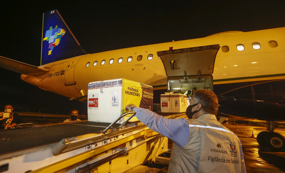 As vacinas Oxford/AstraZeneca, desenvolvidas em parceria com a Fundação Oswaldo Cruz (Fiocruz), devem chegaram no Aeroporto Internacional Afonso Pena, em São José dos Pinhais, na Região Metropolitana de Curitiba.