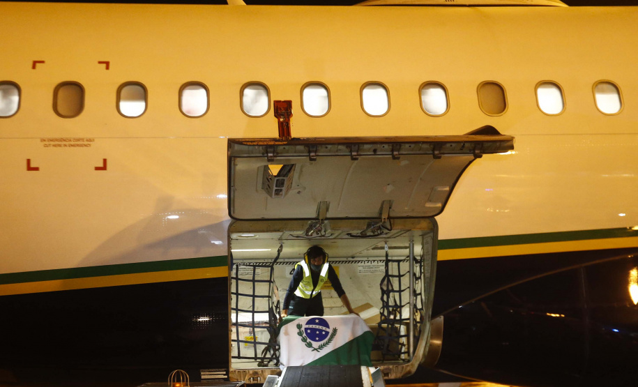 As vacinas Oxford/AstraZeneca, desenvolvidas em parceria com a Fundação Oswaldo Cruz (Fiocruz), devem chegaram no Aeroporto Internacional Afonso Pena, em São José dos Pinhais, na Região Metropolitana de Curitiba.