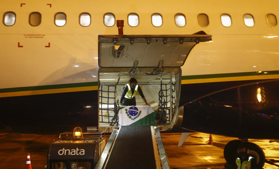 As vacinas Oxford/AstraZeneca, desenvolvidas em parceria com a Fundação Oswaldo Cruz (Fiocruz), devem chegaram no Aeroporto Internacional Afonso Pena, em São José dos Pinhais, na Região Metropolitana de Curitiba.