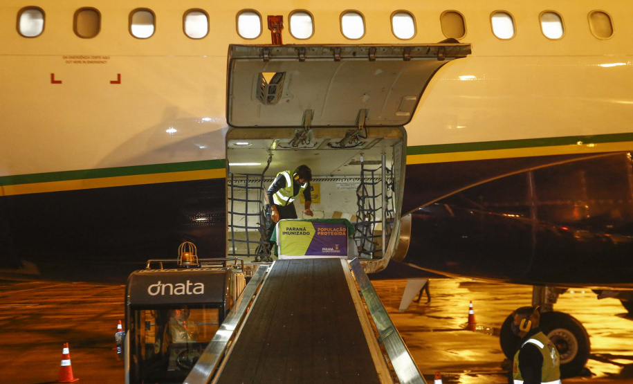As vacinas Oxford/AstraZeneca, desenvolvidas em parceria com a Fundação Oswaldo Cruz (Fiocruz), devem chegaram no Aeroporto Internacional Afonso Pena, em São José dos Pinhais, na Região Metropolitana de Curitiba.