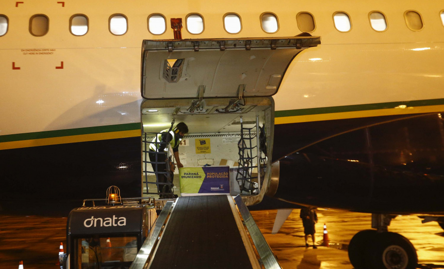 As vacinas Oxford/AstraZeneca, desenvolvidas em parceria com a Fundação Oswaldo Cruz (Fiocruz), devem chegaram no Aeroporto Internacional Afonso Pena, em São José dos Pinhais, na Região Metropolitana de Curitiba.