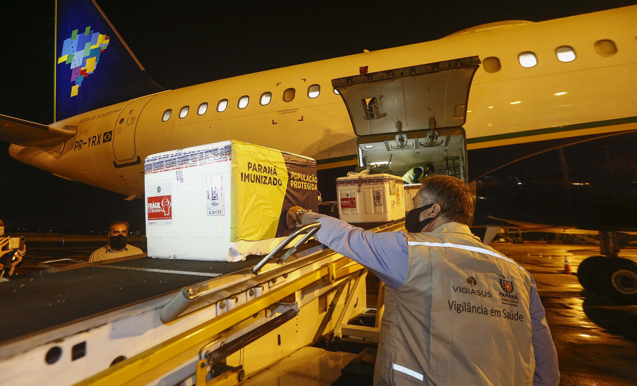 As vacinas Oxford/AstraZeneca, desenvolvidas em parceria com a Fundação Oswaldo Cruz (Fiocruz), devem chegaram no Aeroporto Internacional Afonso Pena, em São José dos Pinhais, na Região Metropolitana de Curitiba.