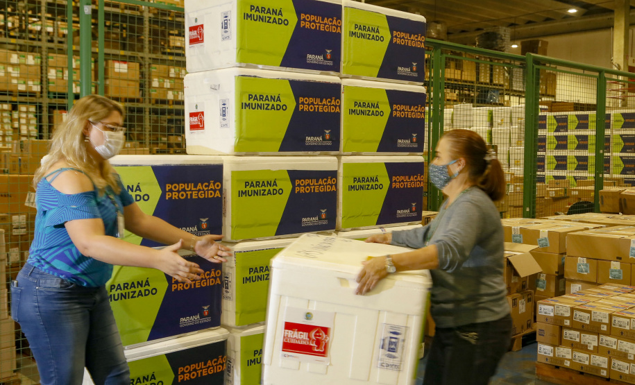 Vacinas da Fiocruz contra a Covid-19 chegam ao Centro de Medicamentos do Paraná na madrugada deste domingo (24).
Foto: Gilson Abreu/AEN