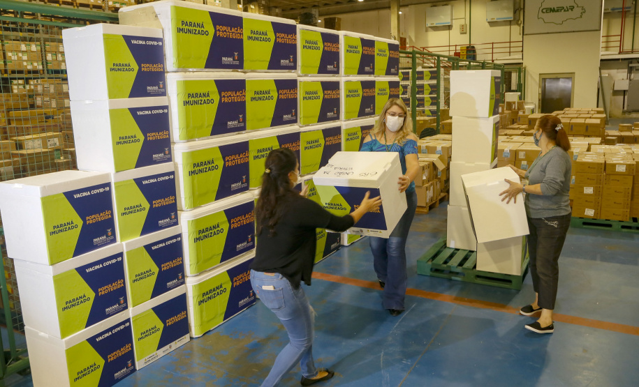 Vacinas da Fiocruz contra a Covid-19 chegam ao Centro de Medicamentos do Paraná na madrugada deste domingo (24).
Foto: Gilson Abreu/AEN
