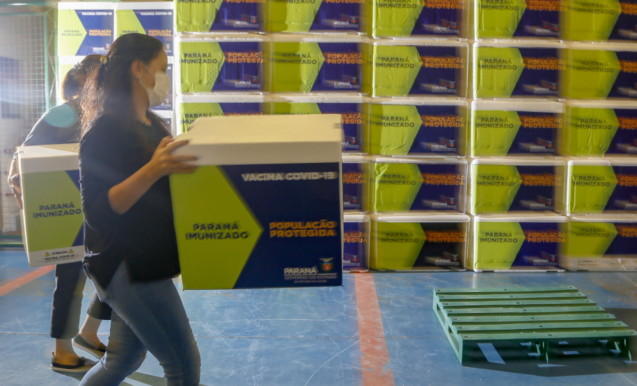 Vacinas da Fiocruz contra a Covid-19 chegam ao Centro de Medicamentos do Paraná na madrugada deste domingo (24).
Foto: Gilson Abreu/AEN