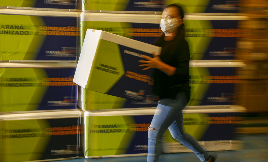 Vacinas da Fiocruz contra a Covid-19 chegam ao Centro de Medicamentos do Paraná na madrugada deste domingo (24).
Foto: Gilson Abreu/AEN
