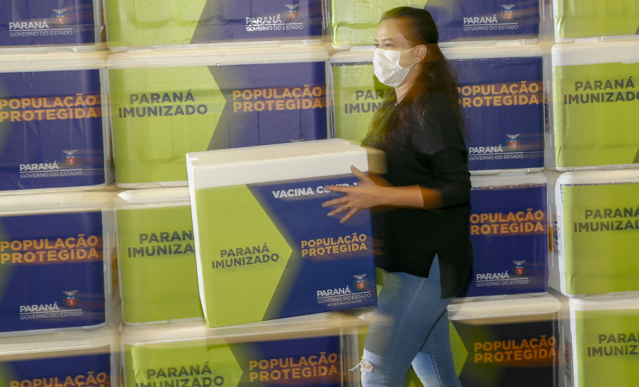 Vacinas da Fiocruz contra a Covid-19 chegam ao Centro de Medicamentos do Paraná na madrugada deste domingo (24).
Foto: Gilson Abreu/AEN