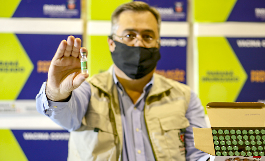 Vacinas da Fiocruz contra a Covid-19 chegam ao Centro de Medicamentos do Paraná na madrugada deste domingo (24).
Foto: Gilson Abreu/AEN