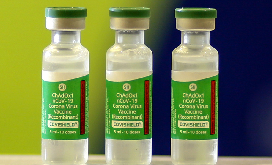 Vacinas da Fiocruz contra a Covid-19 chegam ao Centro de Medicamentos do Paraná na madrugada deste domingo (24).
Foto: Gilson Abreu/AEN