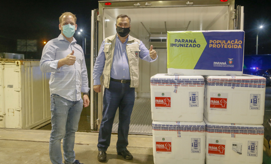 Vacinas da Fiocruz contra a Covid-19 chegam ao Centro de Medicamentos do Paraná na madrugada deste domingo (24).
Foto: Gilson Abreu/AEN