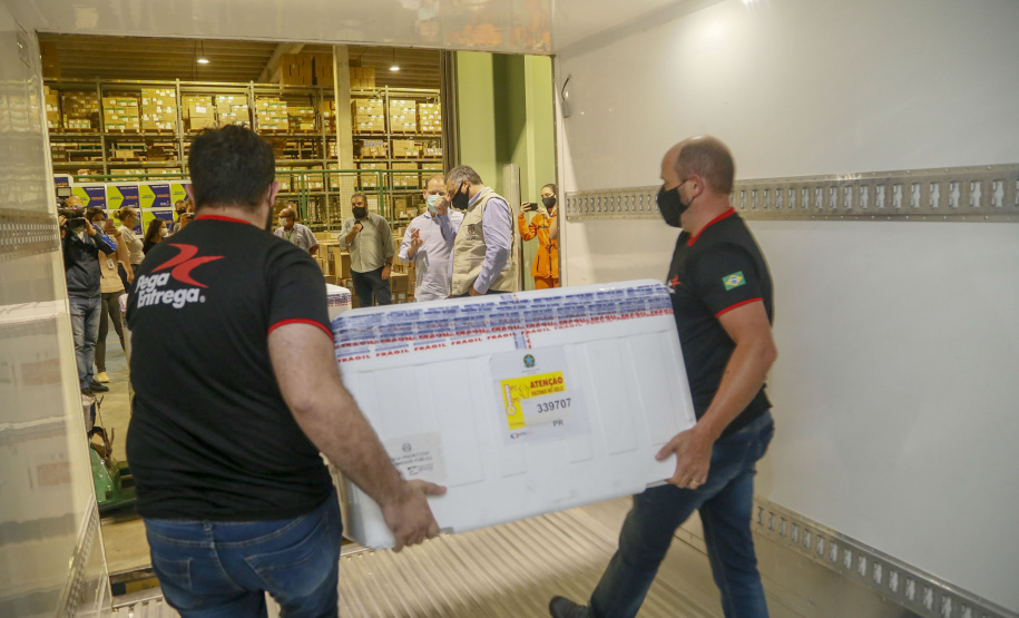 Vacinas da Fiocruz contra a Covid-19 chegam ao Centro de Medicamentos do Paraná na madrugada deste domingo (24).
Foto: Gilson Abreu/AEN