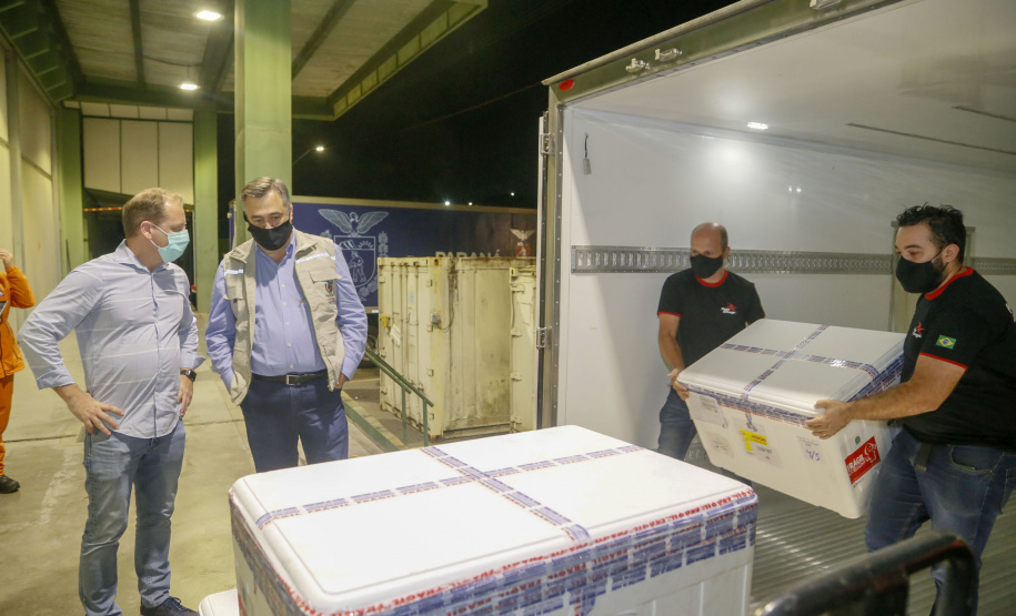 Vacinas da Fiocruz contra a Covid-19 chegam ao Centro de Medicamentos do Paraná na madrugada deste domingo (24).
Foto: Gilson Abreu/AEN