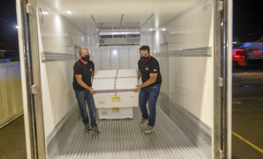 Vacinas da Fiocruz contra a Covid-19 chegam ao Centro de Medicamentos do Paraná na madrugada deste domingo (24).
Foto: Gilson Abreu/AEN