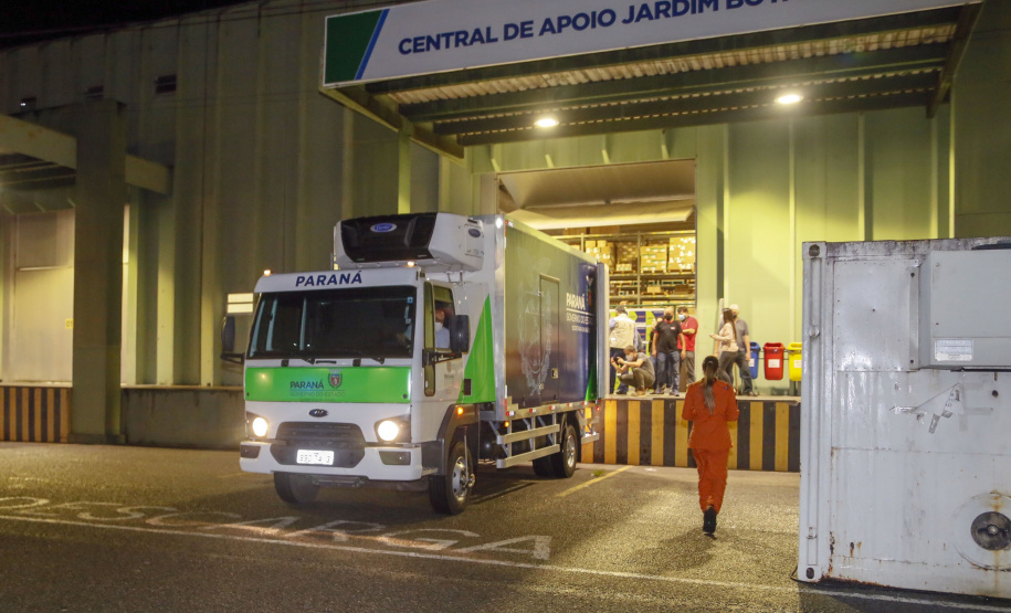 Vacinas da Fiocruz contra a Covid-19 chegam ao Centro de Medicamentos do Paraná na madrugada deste domingo (24).
Foto: Gilson Abreu/AEN