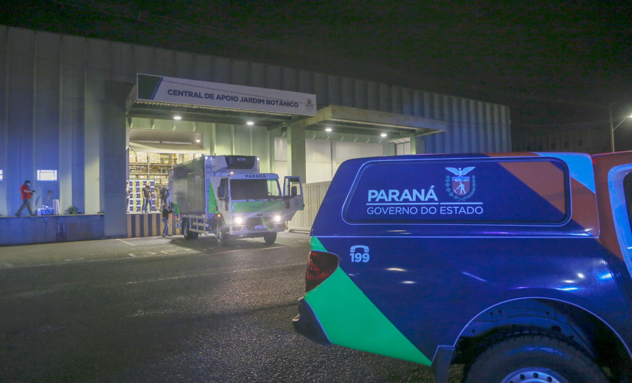 Vacinas da Fiocruz contra a Covid-19 chegam ao Centro de Medicamentos do Paraná na madrugada deste domingo (24).
Foto: Gilson Abreu/AEN