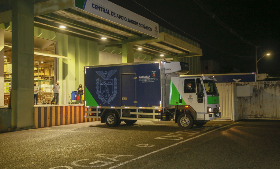 Vacinas da Fiocruz contra a Covid-19 chegam ao Centro de Medicamentos do Paraná na madrugada deste domingo (24).
Foto: Gilson Abreu/AEN