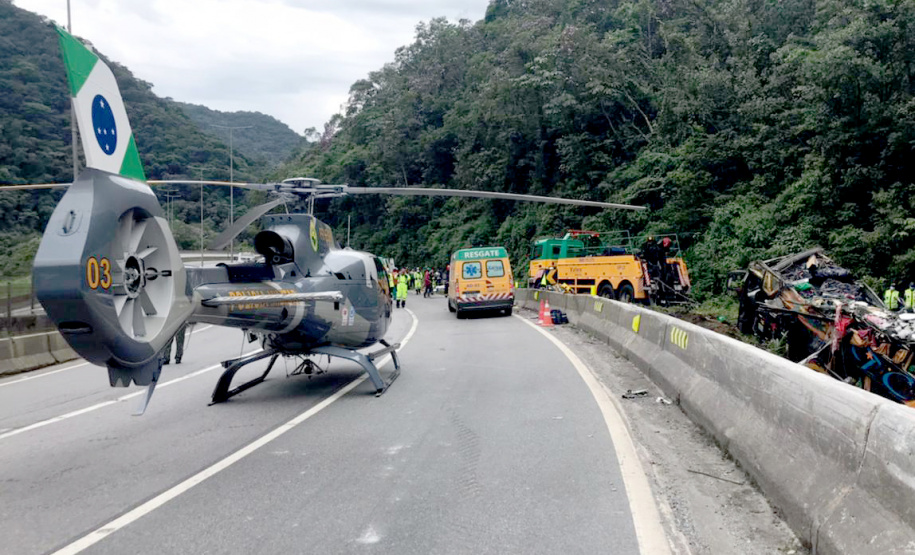 O Corpo de Bombeiros e o Batalhão de Polícia Militar de Operações Aéreas (BPMOA) estão ajudando no atendimento do acidente com um ônibus de turismo que ocorreu na manhã desta segunda-feira (25) na BR-376, próximo à Curva da Santa, em Guaratuba, no Litoral do Paraná.Foto: BPMOA