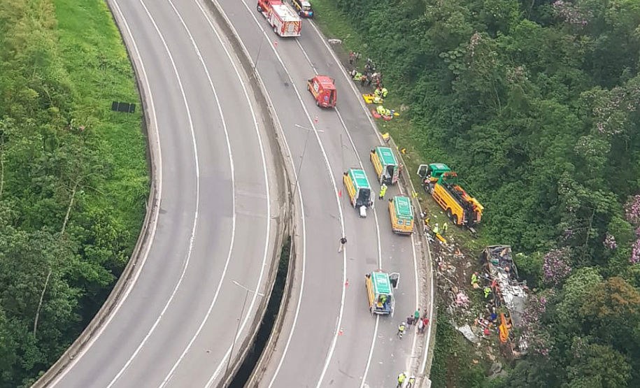 O Corpo de Bombeiros e o Batalhão de Polícia Militar de Operações Aéreas (BPMOA) estão ajudando no atendimento do acidente com um ônibus de turismo que ocorreu na manhã desta segunda-feira (25) na BR-376, próximo à Curva da Santa, em Guaratuba, no Litoral do Paraná.Foto: BPMOA