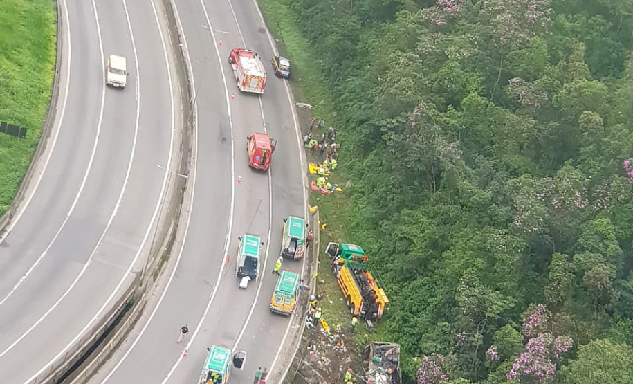 O Corpo de Bombeiros e o Batalhão de Polícia Militar de Operações Aéreas (BPMOA) estão ajudando no atendimento do acidente com um ônibus de turismo que ocorreu na manhã desta segunda-feira (25) na BR-376, próximo à Curva da Santa, em Guaratuba, no Litoral do Paraná.Foto: BPMOA